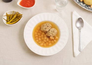 Caldo de carne con garbanzos