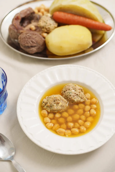 Caldo de carne con garbanzos